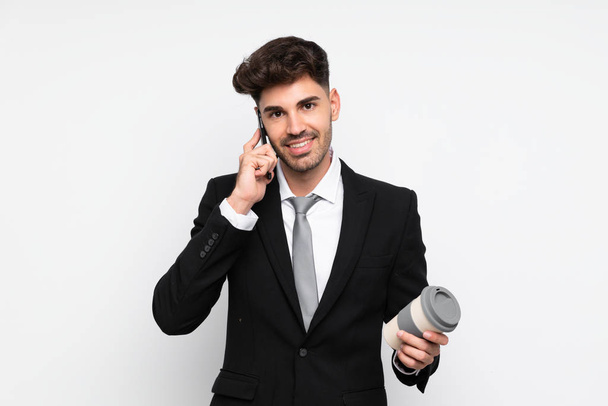 Νεαρός επιχειρηματίας κρατώντας καφέ για να πάρει μακριά πάνω από απομονωμένο λευκό φόντο - Φωτογραφία, εικόνα