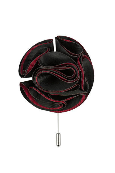 schwarz mit weinrotem Revers aus Textil in Form einer Rosenblume mit Metallnadel für Herrenanzug isoliert auf weißem Hintergrund - Foto, Bild