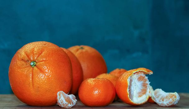 Ripe oranges and peeled tangerine - Zdjęcie, obraz