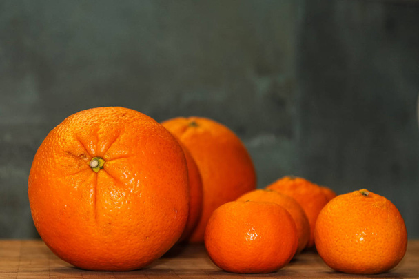 Laranjas maduras e tangerinas
 - Foto, Imagem
