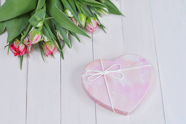 Valentines Day romantic background with heart and Tulips .Valentine Card with copy space. Valentine's day greeting card template February 14.Beautiful pink Tulips - Fotoğraf, Görsel