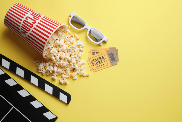 Flat lay composition with delicious popcorn on yellow background - Φωτογραφία, εικόνα
