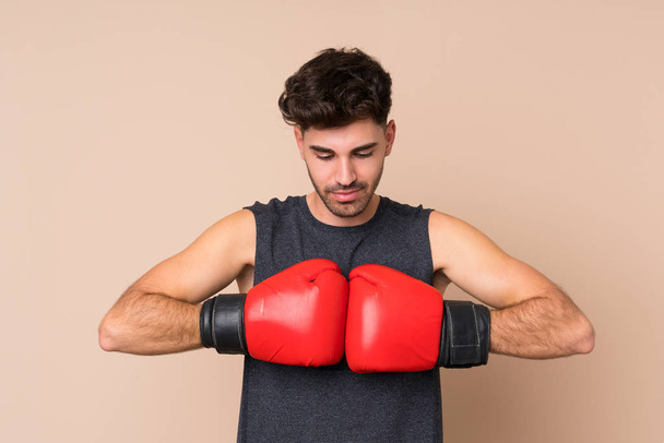 Joven deportista sobre fondo aislado con guantes de boxeo
 - Foto, imagen