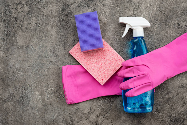 Huishoudelijke accessoires: wasspray, sponsachtige en latex handschoenen - Foto, afbeelding