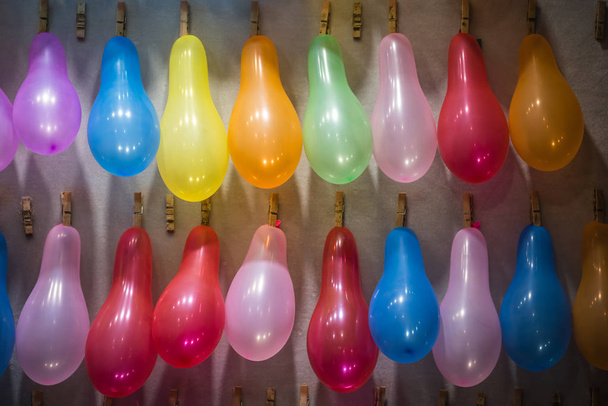 Rzędy kolorowych balonów na strzelnicy - Zdjęcie, obraz