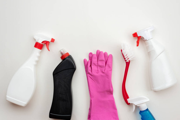  аксессуары для дома: спрей, латексные перчатки, бытовая щетка
 - Фото, изображение