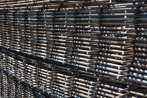 Barres d'armature en métal pour bâtiment industriel. Béton armé à la construction. Grille de fer
. - Photo, image