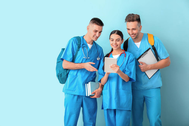 Gruppe von Medizinstudenten auf farbigem Hintergrund - Foto, Bild
