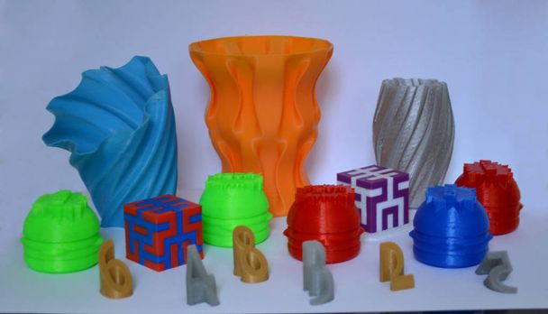 Μοντέλα τυπωμένα από 3D εκτυπωτή. Πολύχρωμα αντικείμενα τυπωμένα 3d εκτυπωτή - Φωτογραφία, εικόνα