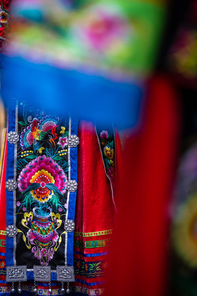 Kleurrijke details van etnische minderheden kostuum - Foto, afbeelding