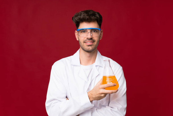 Junger Mann mit wissenschaftlichem Reagenzglas - Foto, Bild