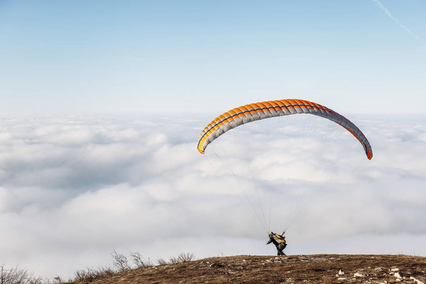 paraglidista začíná paragliding nad horou - Fotografie, Obrázek