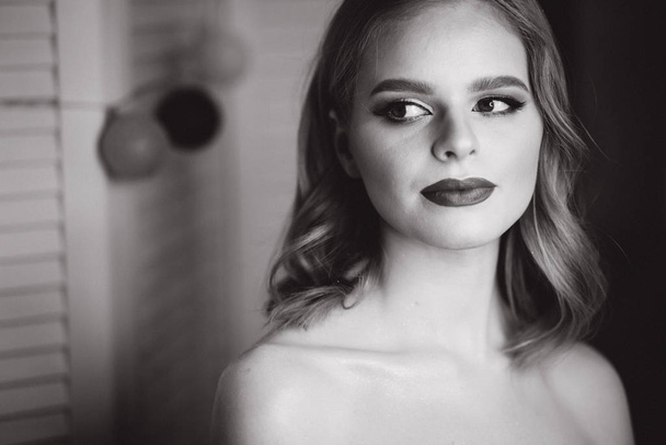 Retrato de hermosa rubia después del maquillaje en el estudio de belleza. Foto en blanco y negro. Lámpara anillo
 - Foto, imagen