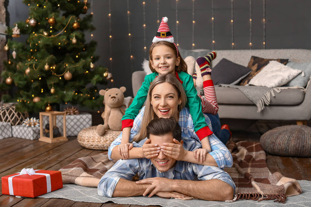 Familia feliz en Nochebuena en casa
 - Foto, imagen