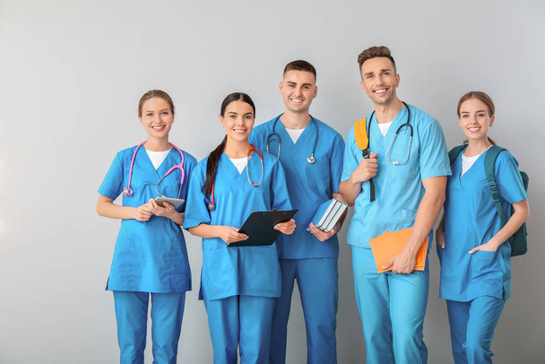 Gruppe von Medizinstudenten vor hellem Hintergrund - Foto, Bild