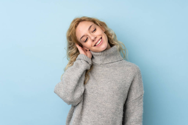 Young blonde woman wearing a sweater isolated on blue background thinking an idea - Zdjęcie, obraz
