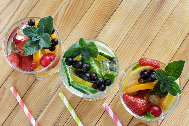 Домашній літній освіжаючий коктейль з фруктів та ягід
. - Фото, зображення
