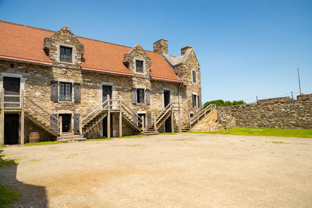 Fort Ticonderoga, quartier général du fort, murs en pierre et canons
 - Photo, image