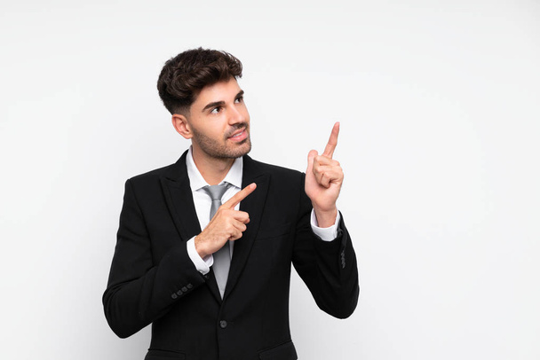 Молодой бизнесмен на изолированном белом фоне указывает указательным пальцем отличная идея
 - Фото, изображение