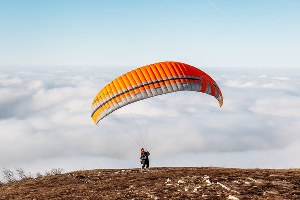Pyatigorsk, Stavropol Territory / Russia - January 21, 2019: paraglider starting to paragliding above mountain - Foto, imagen