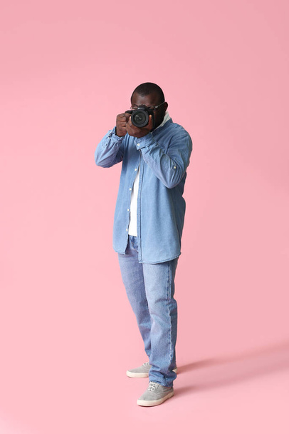 Afrikanisch-amerikanischer Fotograf auf farbigem Hintergrund - Foto, Bild