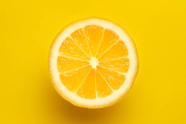 Limón jugoso brillante en rodajas sobre un fondo amarillo
. - Foto, imagen