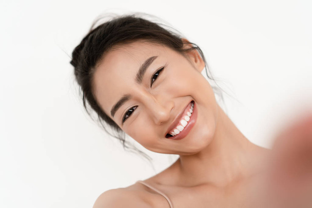 Closeup portrait of beautiful young Asian smilling with white te - Foto, imagen