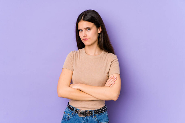 Mladá běloška žena izolované na fialovém pozadí nešťastný pohled do kamery s sarkastickým výrazem. - Fotografie, Obrázek