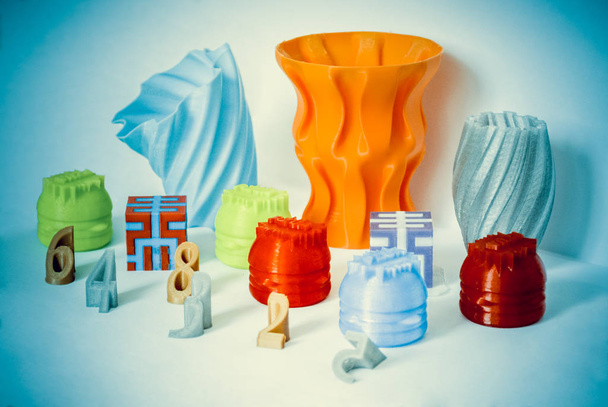 Модели, напечатанные 3D принтером. Цветные объекты печати 3D принтер - Фото, изображение
