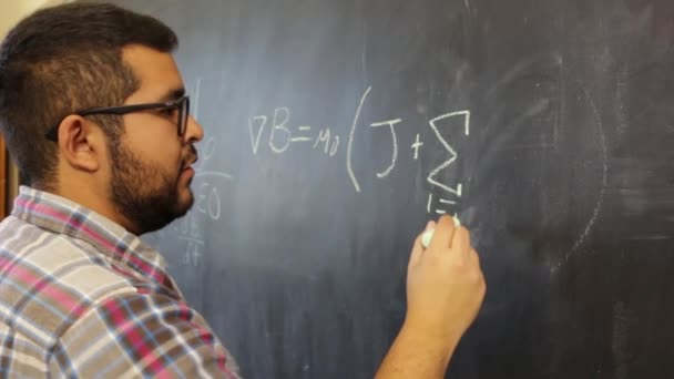 Disagreement between physicist colleagues over chalkboard - Footage, Video