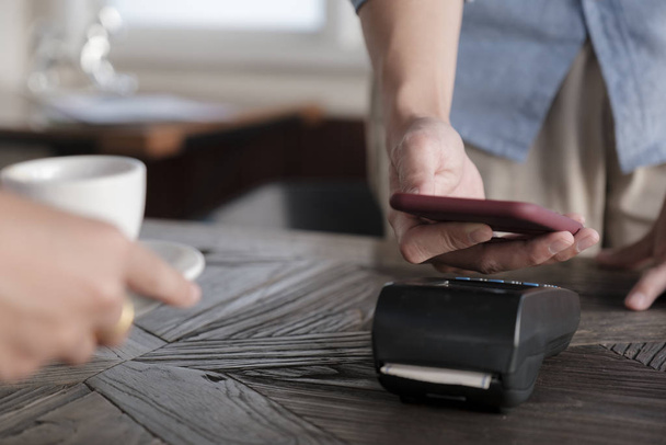Pagar conta através do smartphone usando a tecnologia NFC
. - Foto, Imagem