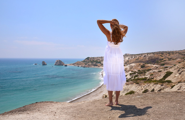 Chica mirando al lugar de nacimiento Afrodita, Chipre
 - Foto, imagen