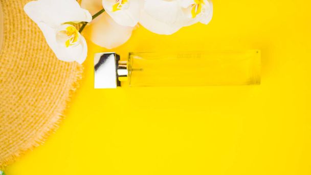 Piękna kompozycja z butelką perfum na żółtym tle, płaska leżanka - Zdjęcie, obraz