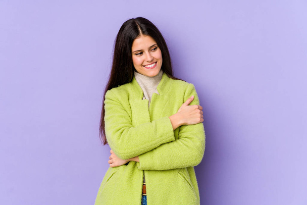 Young caucasian woman isolated on purple background smiling confident with crossed arms. - Foto, Imagen