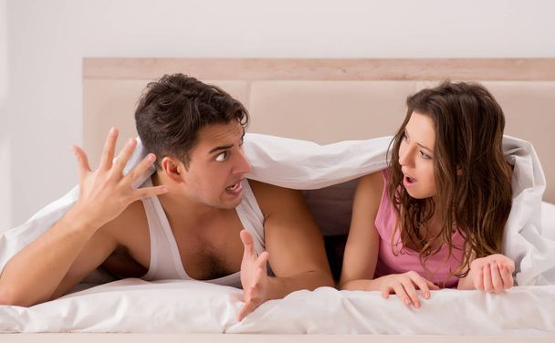 Conflicto familiar con la esposa marido en la cama - Foto, Imagen