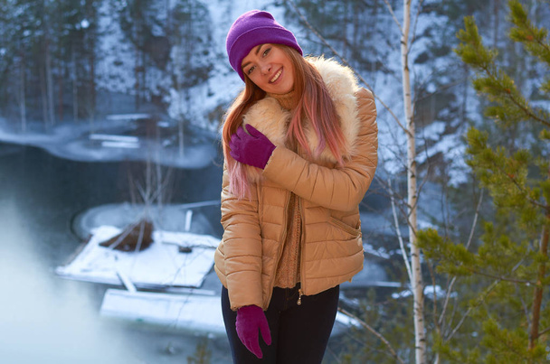 lány az erdőben télen közelében fagyasztott tó.típusú szuperhow - Fotó, kép