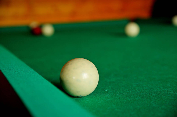 ロシアのビリヤード。数多くの象牙のボールは、瓶のテーブルの緑の布に横たわっていた。大人のためのお金のギャンブル。居酒屋での仕事の後に休憩。ボードゲームの生産。国際スポーツ競技大会 - 写真・画像