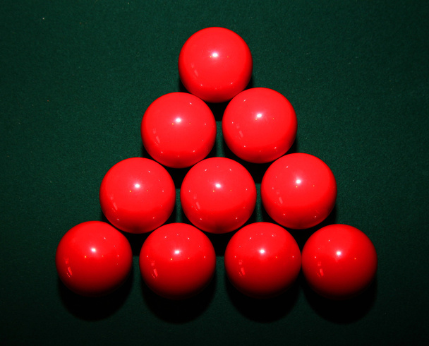 Um conjunto de bolas de snooker vermelho em um triângulo na mesa de bilhar verde
 - Foto, Imagem