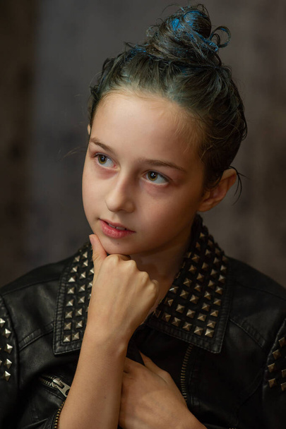 Retrato de menina de nove anos. Adolescente com fios azuis no cabelo. Uma série de fotos de uma menina de 8 ou 9 anos de idade
 - Foto, Imagem