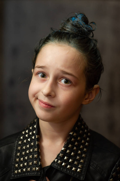 Portret dziewięcioletniej dziewczynki. Nastolatka z niebieskimi nitkami na włosach. Seria zdjęć dziewczynki w wieku 8 lub 9 lat - Zdjęcie, obraz