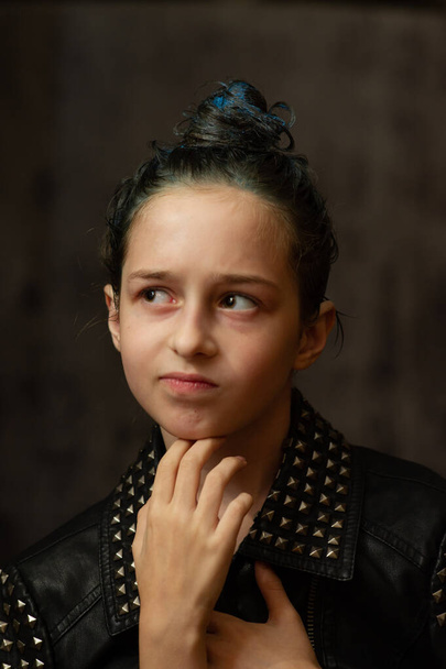 Dokuz yaşındaki bir kızın portresi. Saçında mavi iplikler olan bir genç. 8 ya da 9 yaşındaki bir kızın bir dizi fotoğrafı. - Fotoğraf, Görsel