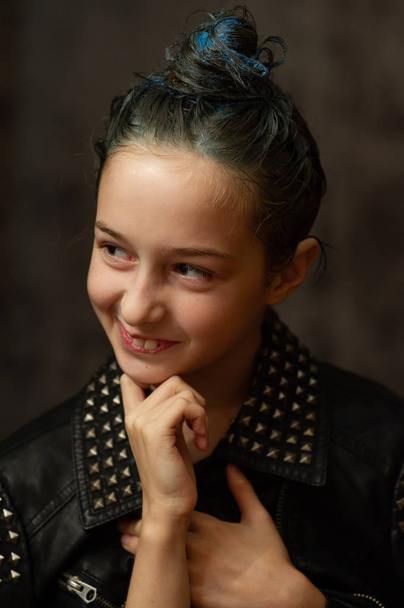 Ritratto di bambina di nove anni. Adolescente con ciocche blu sui capelli. Una serie di foto di una ragazza di 8 o 9 anni
 - Foto, immagini
