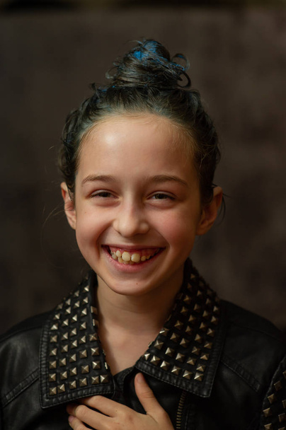 Portrét devítileté dívky. Teenager s modrými pramínky na vlasech. Série fotek dívky ve věku 8 nebo 9 let - Fotografie, Obrázek