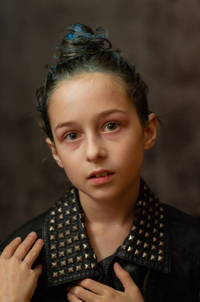 Portrait d'une fillette de neuf ans. Adolescente avec des mèches bleues sur les cheveux. Une série de photos d'une fille de 8 ou 9 ans
 - Photo, image