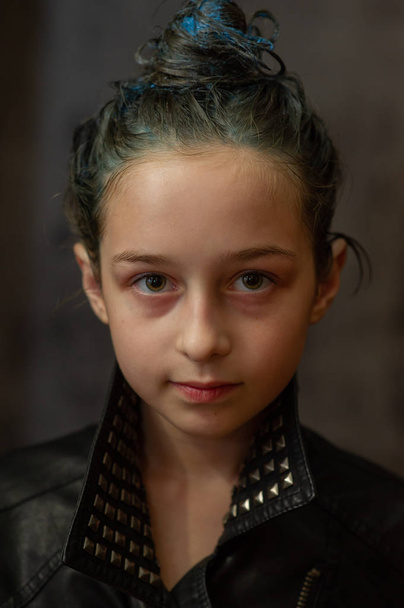 Портрет девятилетней девочки. Подросток с синими прядями на волосах. Серия фотографий девушки 8 или 9 лет
 - Фото, изображение