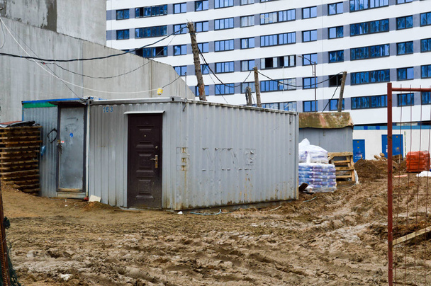Μικρές προσωρινές κατοικίες κατασκευαστών από εμπορευματοκιβώτια σε βιομηχανικό εργοτάξιο. Block-modular πόλη κατασκευής με αλλαγή σπίτια για τους εργαζόμενους - Φωτογραφία, εικόνα