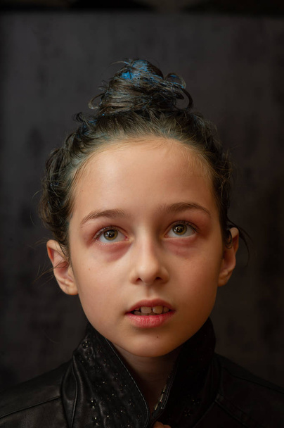 Dokuz yaşındaki bir kızın portresi. Saçında mavi iplikler olan bir genç. 8 ya da 9 yaşındaki bir kızın bir dizi fotoğrafı. - Fotoğraf, Görsel