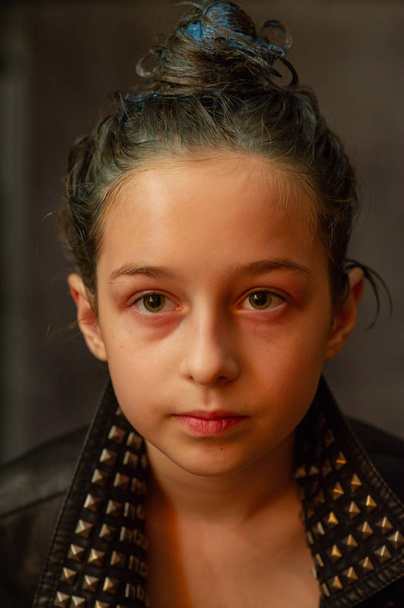 Portret van een negenjarig meisje. Tiener met blauwe strengen op haar haar. Een serie foto 's van een meisje van 8 of 9 jaar oud - Foto, afbeelding