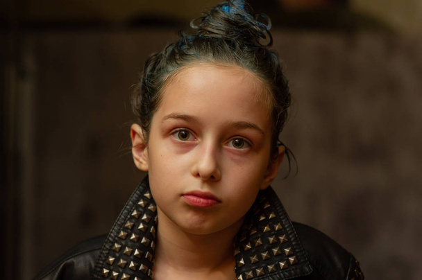 Portrét devítileté dívky. Teenager s modrými pramínky na vlasech. Série fotek dívky ve věku 8 nebo 9 let - Fotografie, Obrázek