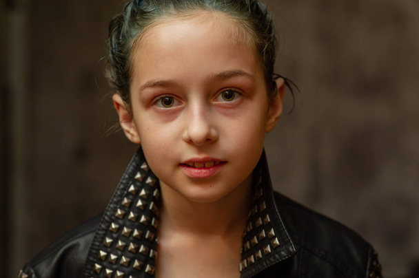 Porträt eines neunjährigen Mädchens. Teenager mit blauen Strähnen auf dem Haar. Eine Serie von Fotos eines Mädchens von 8 oder 9 Jahren - Foto, Bild